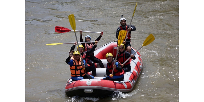 Rafting aktivitesi yaparak gençlere örnek kişi oldu