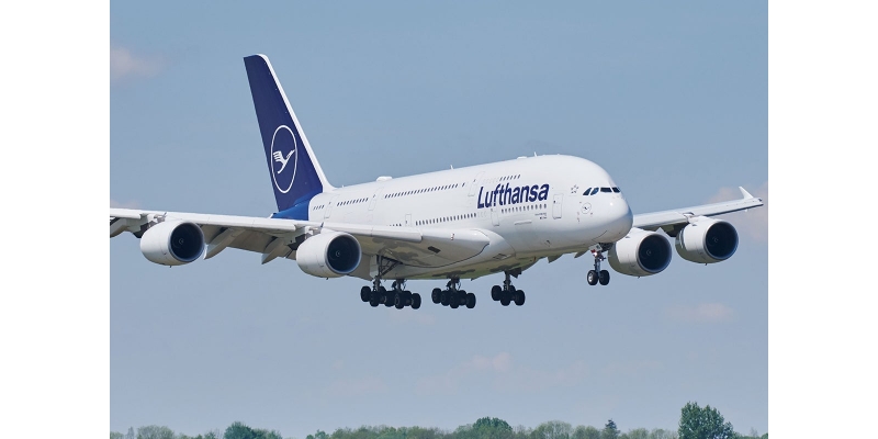 Uçakta Dehşet: Metal Çatal ile İki Genç Yolcuyu Yaraladı