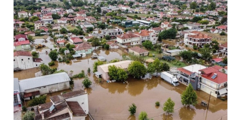 Bergama’da Şiddetli Sağanak: Dere Taştı, Ev ve İşyerleri Sular Altında Kaldı